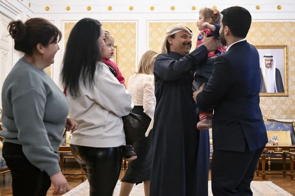 El embajador catarí en Rusia, Sheikh Ahmed bin Nasser Al Thani, y la comisionada rusa para la infancia, Maria Lvova-Belova, con algunos de los niños repatriados.