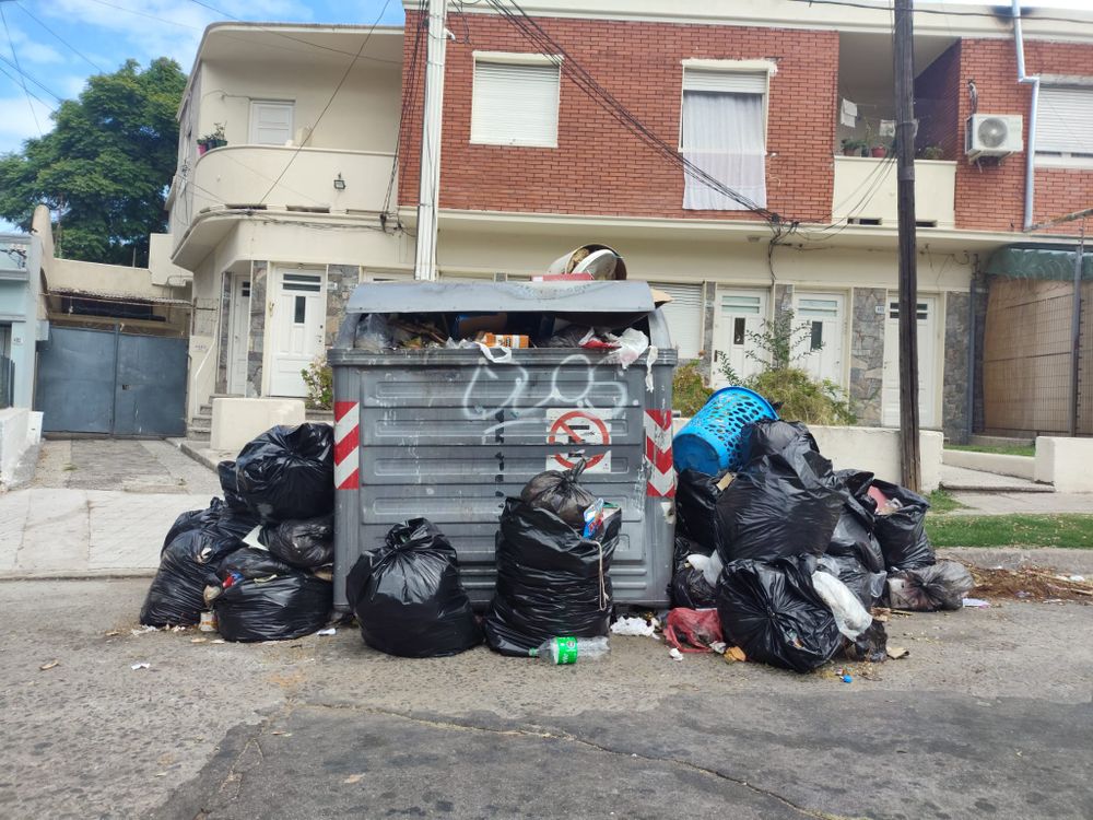 Contenedor desbordado en Carlos de la Vega y Benito Riquet (Paso Molino)