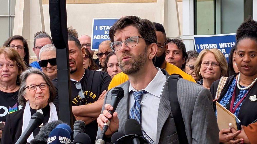 El abogado de Ábrego García, Simon Sandoval-Moshenberg, niega que el salvadoreño pertenezca a un grupo criminal.