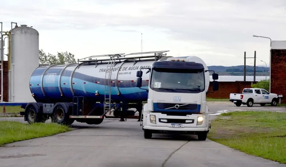 Camión cisterna de OSE transporta agua potable desde Laguna del Sauce hasta Minas. (Foto archivo)