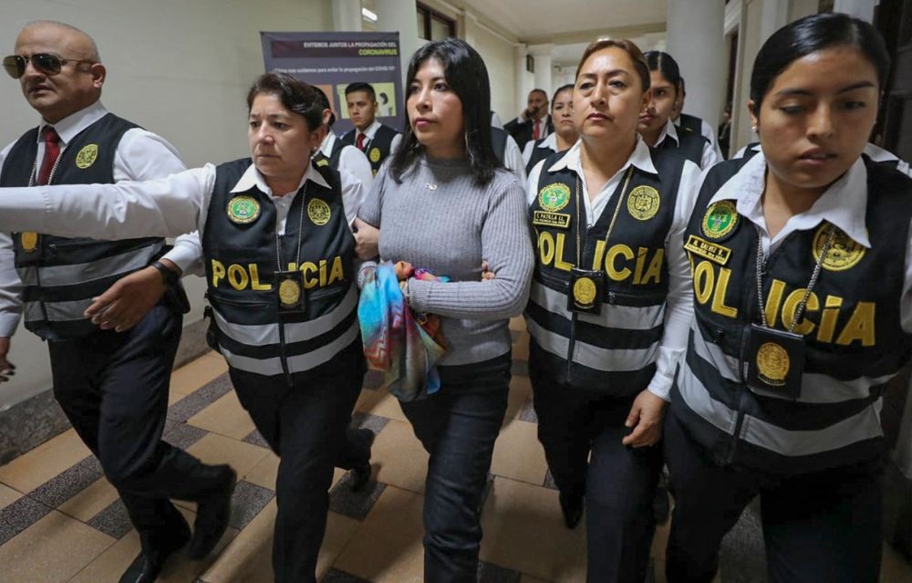 Betssy Ch&aacute;vez mientras era trasladada a una audiencia judicial en 2023