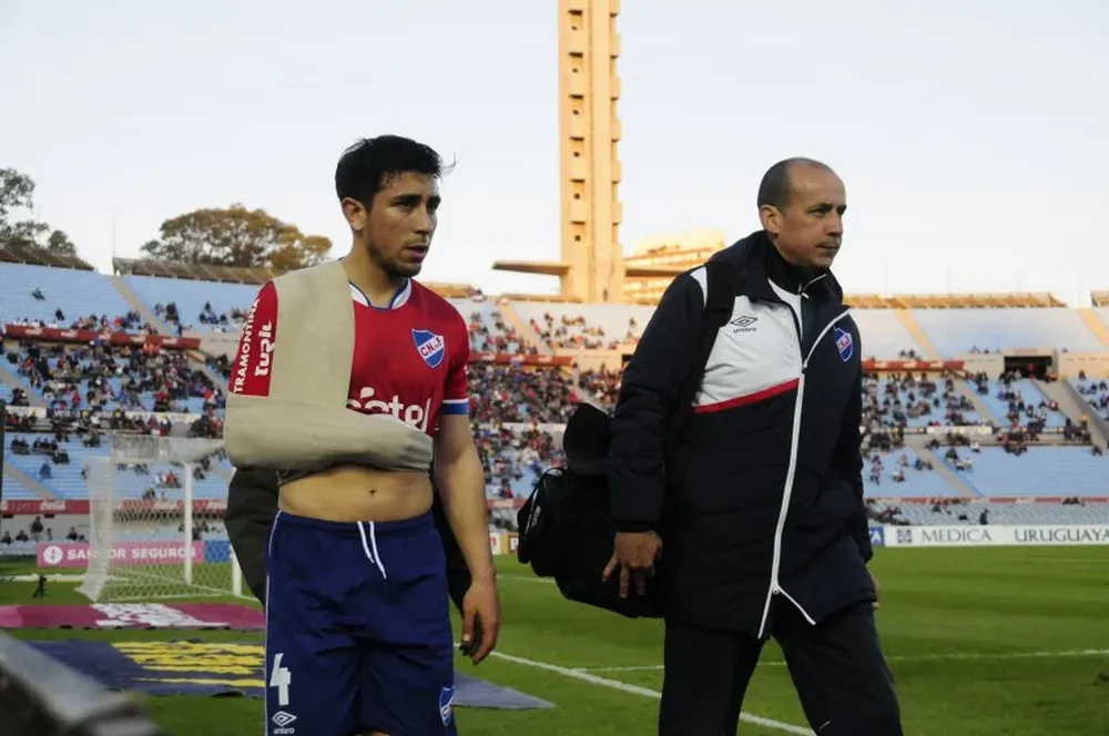 Jorge Fucile salió lesionado del hombro