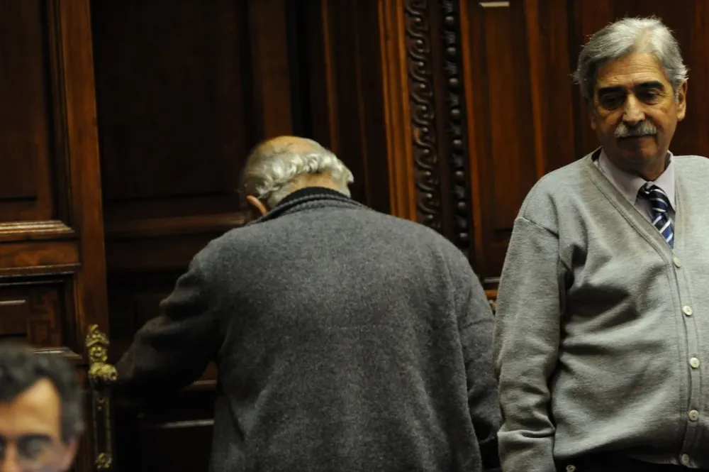 El diputado del FA se retira de sala como había adelantado