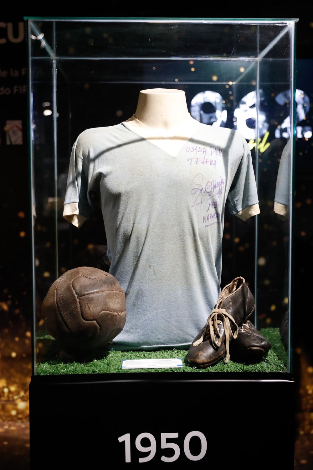 la camiseta del jugador uruguayo Eusebio Tejera, utilizada durante el 'Maracanzo' en 1950, los botines del jugador uruguayo Alcides Gigghia, y el balón Duplo T Model de 1950, exhibidos en el museo de la Conmebol, en Luque (Paraguay). 