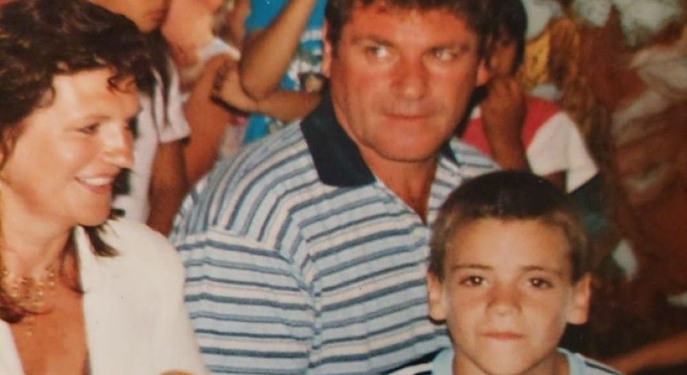 Álvaro López, el goleador de Albion y del Torneo Apertura, en su niñez con su padre Luis y su mamá Lourdes