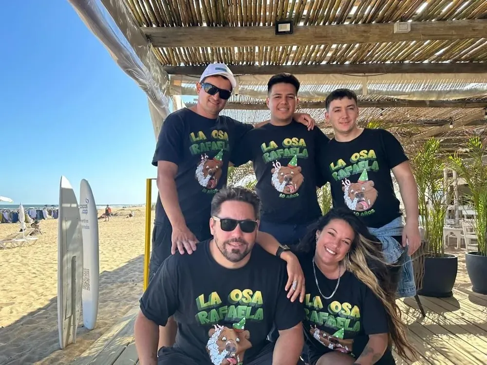 Parte del elenco de la murga La Osa Rafaela visitó el parador de El Observador en Punta del Este