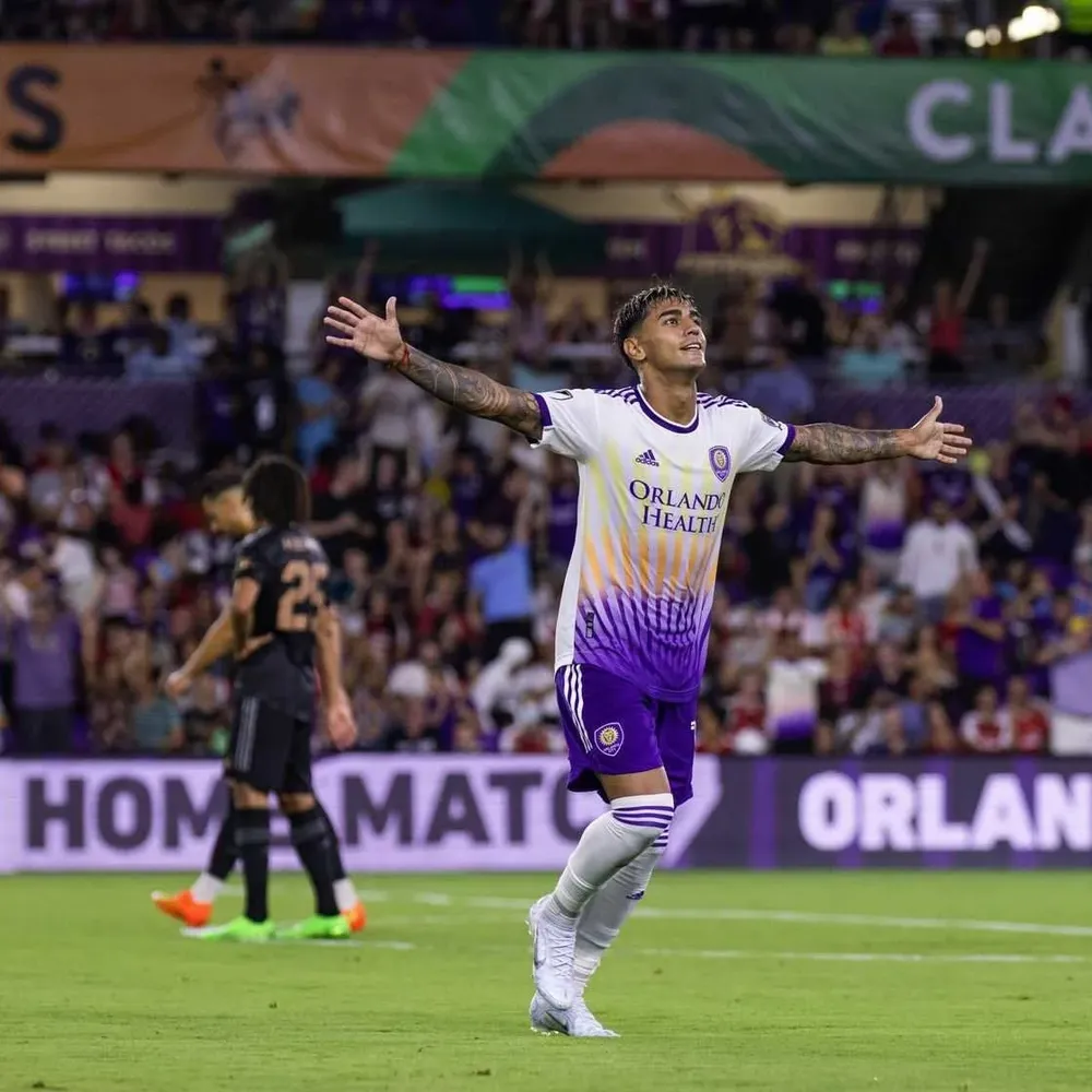 Facundo Torres celebra su golazo para Orlando City ante Arsenal