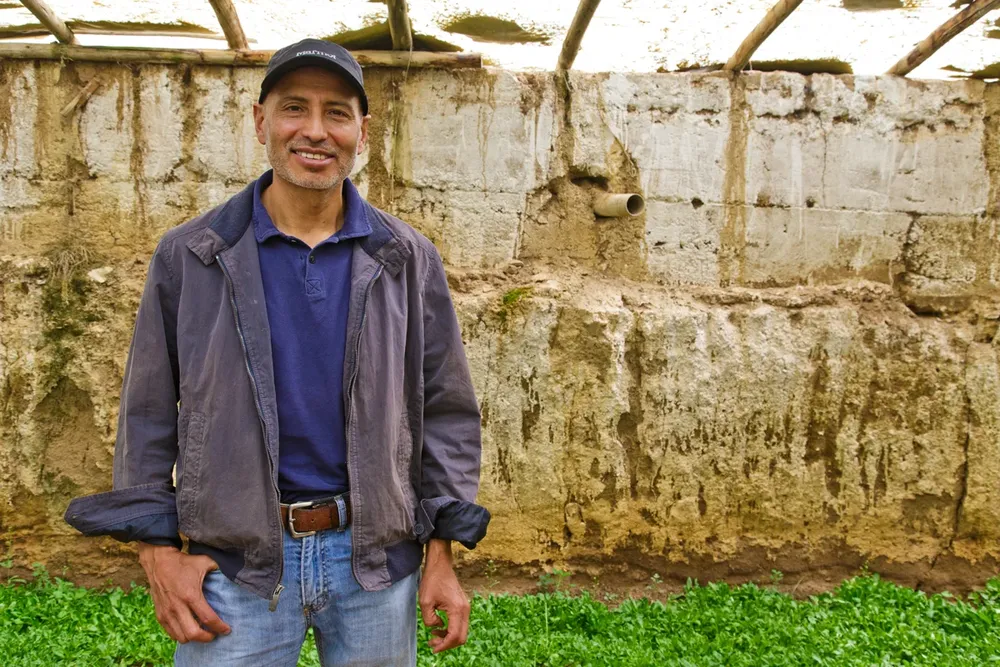 Michael Gemio, dentro de uno de los Walipines de la granja Ventilla, en El Alto.