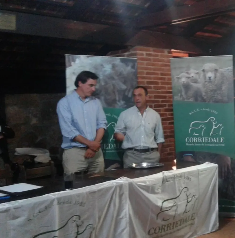 Juan Echeverría, expresidente de Corriedale, y Fernando Sosa Díaz, de La Quebrada, Cabaña del Año