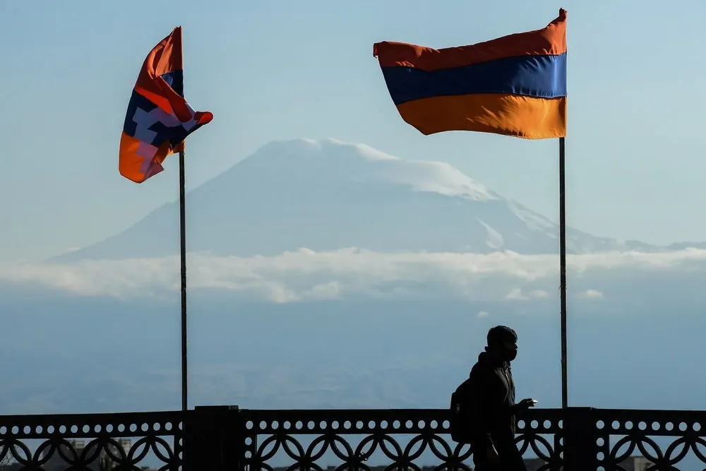 Banderas de Armenia en un puente con vistas al Monte Ararat. (Archivo)