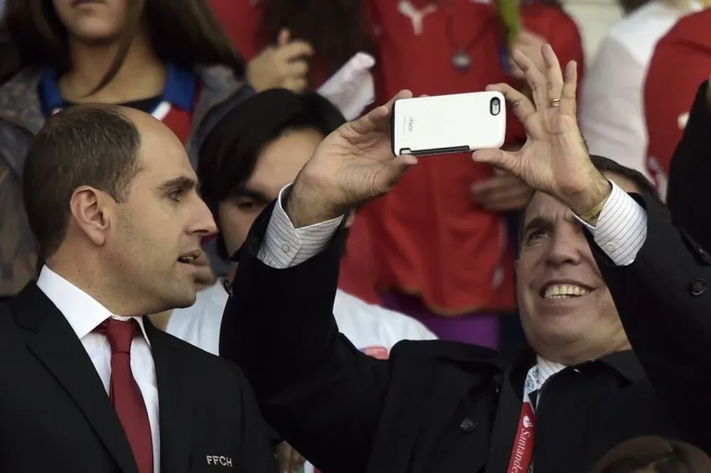 Juan Napout se toma fotos en el estadio Nacional; a su lado Jadue, de la Federación chilena.