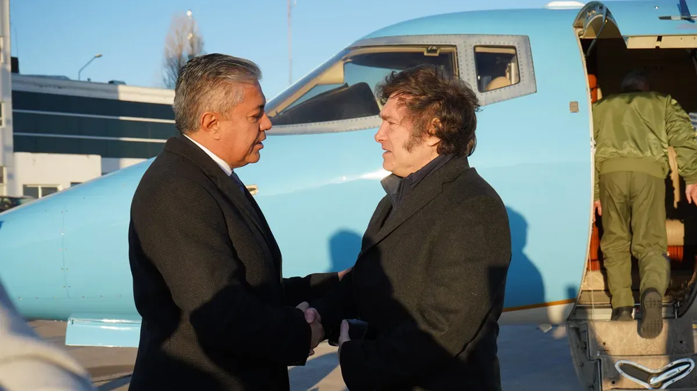 Rolando Figueroa, el de mejor imagen entre los gobernadores, junto a Javier Milei.