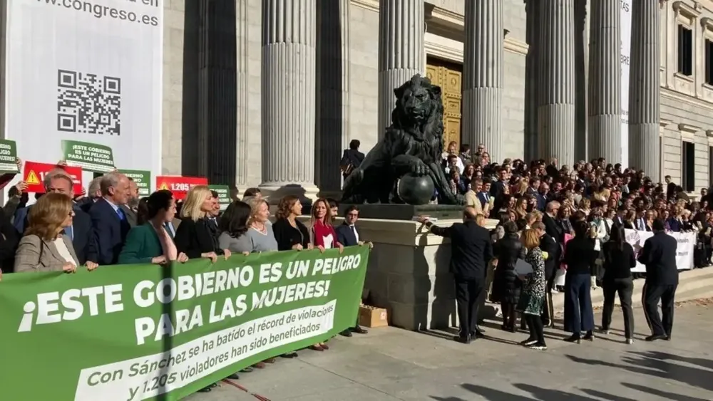 Diputados de Vox, frente al Congreso, desmarcándose del minuto de silencio contra la violencia de género.