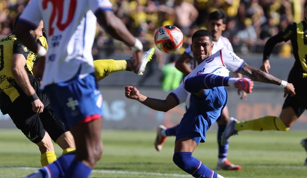 Juan Cruz De los Santos de Nacional ante Peñarol por la final de la Liga AUF Uruguaya