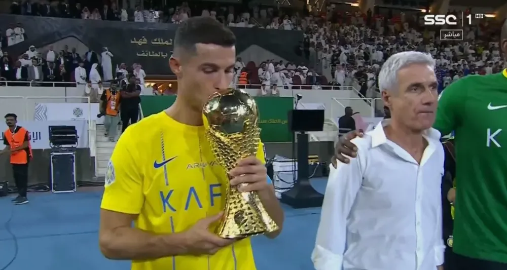 El beso de Cristiano a la Copa