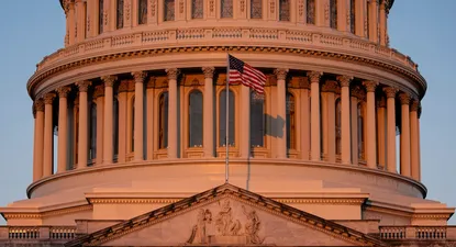 Cómo avanza el shutdown: negociaciones paralizadas, amenazas de despidos y debate por el rescate millonario a Argentina