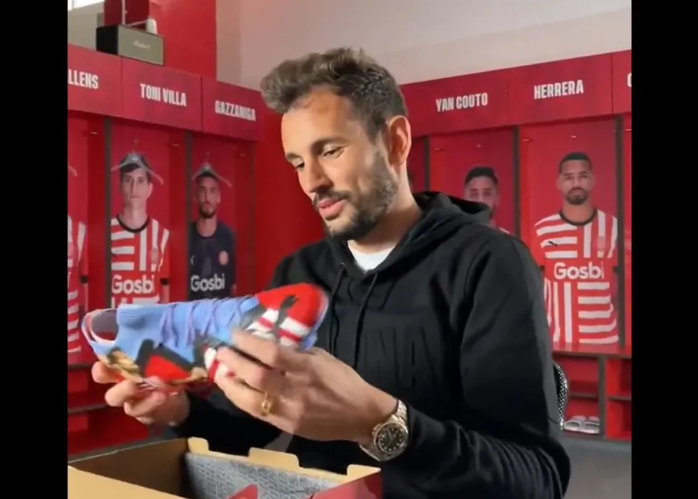 Stuani con sus zapatos