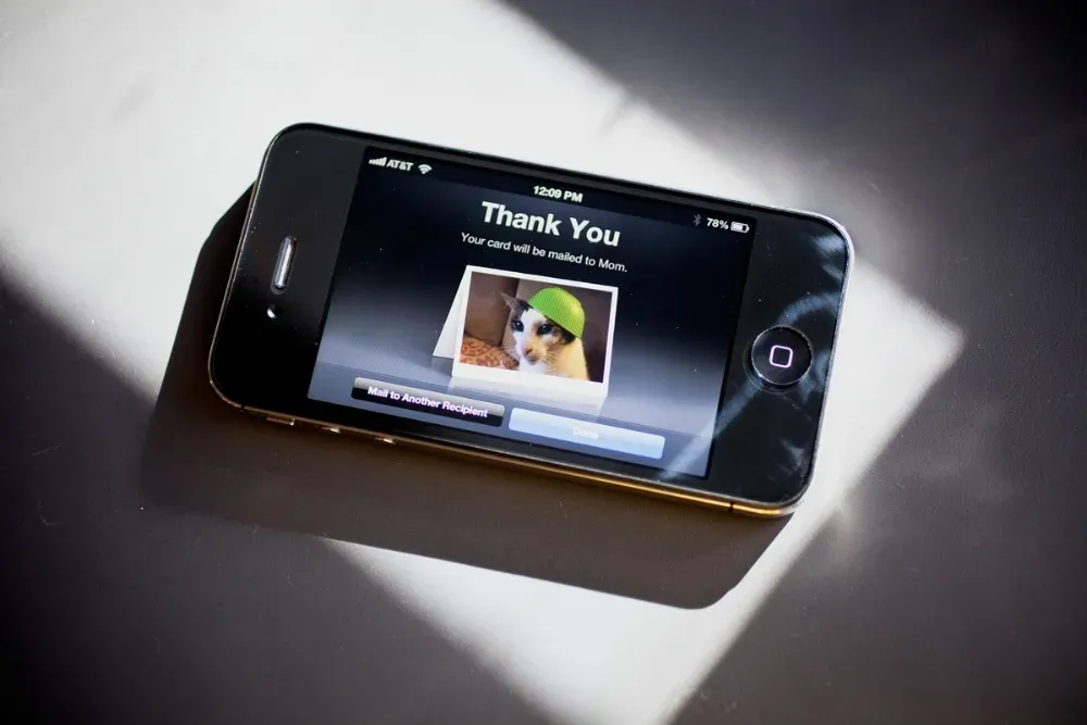 Aplicación Cards (2011-presente) La presentación de esta aplicación, por la cual los usuarios pueden diseñar y dar forma a sus propias tarjetas virtuales, quedó en segundo plano en el evento en que Apple presentó el iPhone 4S al público. No obstante, la app continúa con vida, e incluso ha recibido actualizaciones recientemente. Según Wired, el valor sentimental que conllevan estas tarjetas digitales todavía debe justificarse, por lo que aún no es un producto que fracasó.