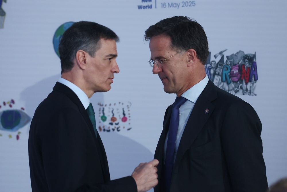 El presidente del Gobierno, Pedro Sánchez, conversa con el secretario general de la OTAN, Mark Rutte, durante la cumbre de la Comunidad Política Europea, a 16 de mayo de 2025.