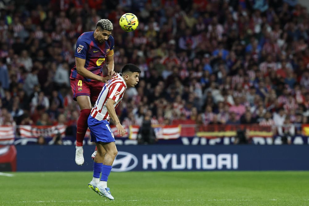 Ronald Araujo en el partido contra el Atlético de Madrid en el que salió lesionado