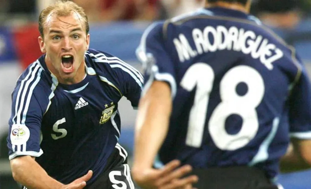 Cambiasso festeja su gol en el Mundial de Alemania 2006 junto a Maximiliano Rodríguez.