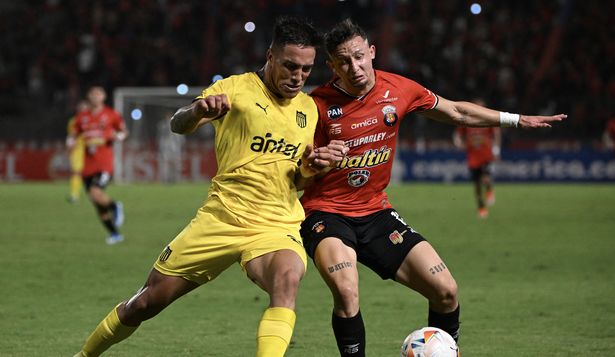 Javier Méndez de Peñarol contra Emmanuel Moreno de Caracas