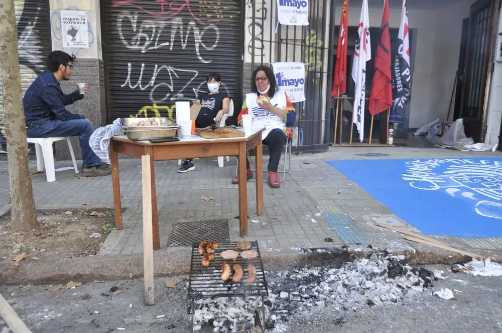 Chorizos en un puesto de recolección de firmas contra la LUC