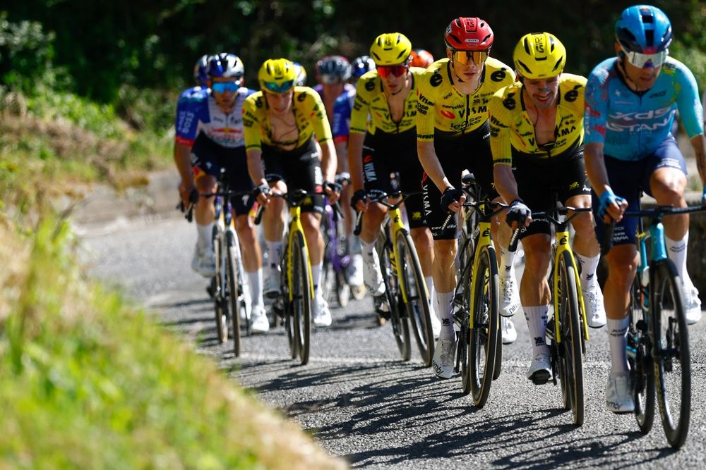 Thomas Silva y los ciclistas de Visma, con Jonas Vingegaard, en el Giro de Italia 2026
