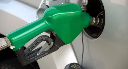 Los estadounidenses tuvieron que pagar el 1,2% del salario medio mensual del país por 60 litros de nafta.