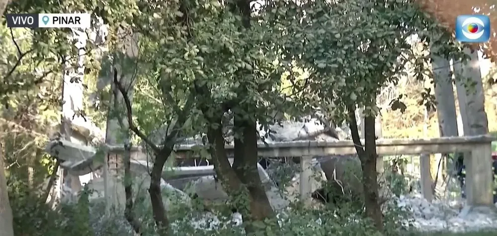 La estructura del tanque derrumbada