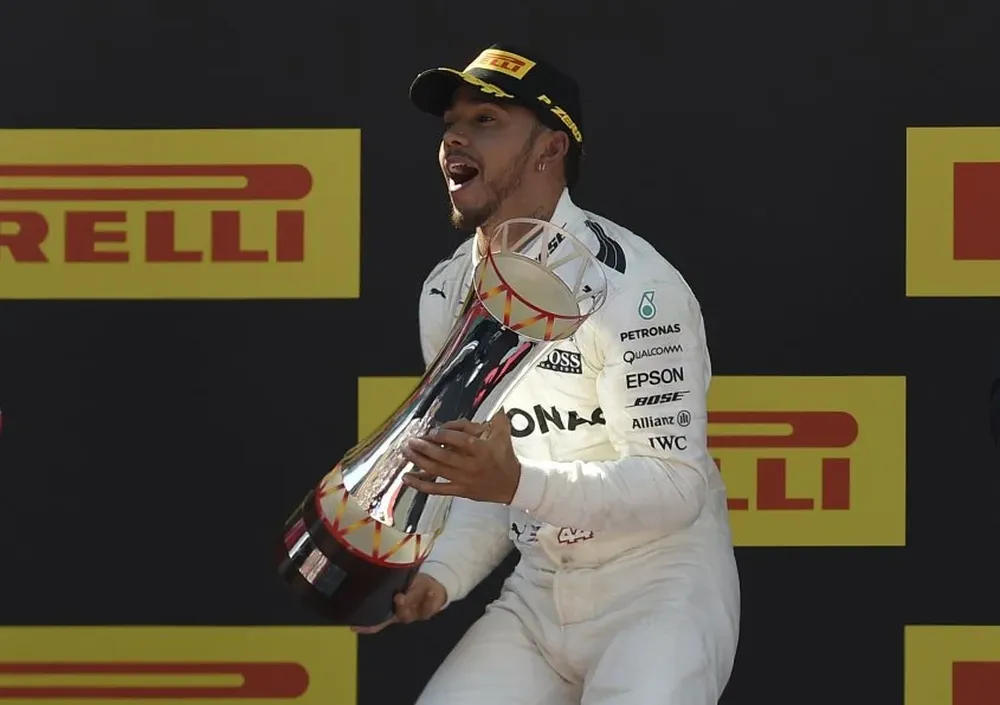 Lewis Hamilton celebra su triunfo en el podio de España