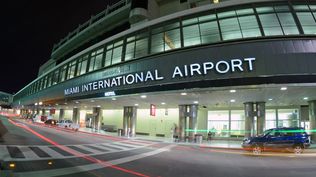 Tormentas fuertes en Miami: retrasos, cancelaciones en aeropuertos y alerta de inundaciones