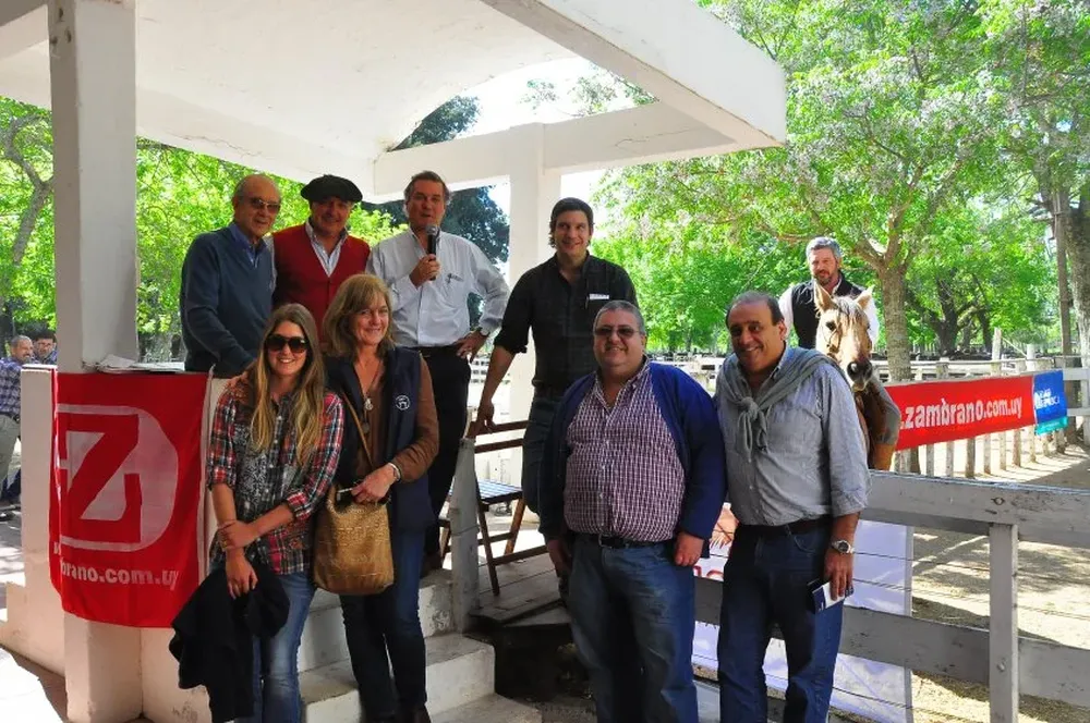 Integrantes de la familia Zerbino con los principales del escritorio Zambrano y del BROU