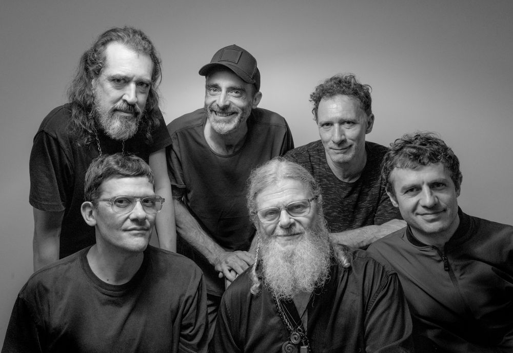 Bajofondo: (arriba) Javier Casallla, Martín Ferrés, Gabriel Casacuberta; (abajo), Juan Campodónico, Gustavo Santaolalla, Luciano Supervielle