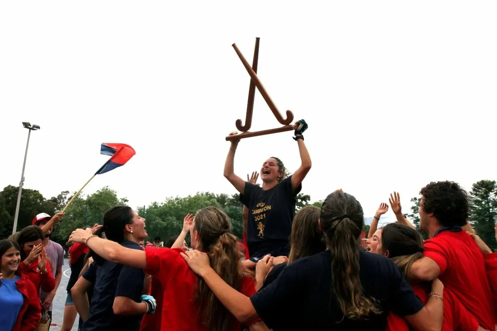 Milagros Algorta con el trofeo arriba
