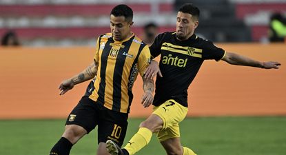 Michael Ortega de The Strongest ante la marca de Javier Cabrera de Peñarol