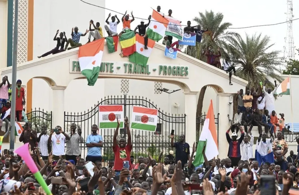 Miles de voluntarios se congregan frente a un estadio para anotarse como auxiliares civiles para una eventual intervenció militar contra el país
