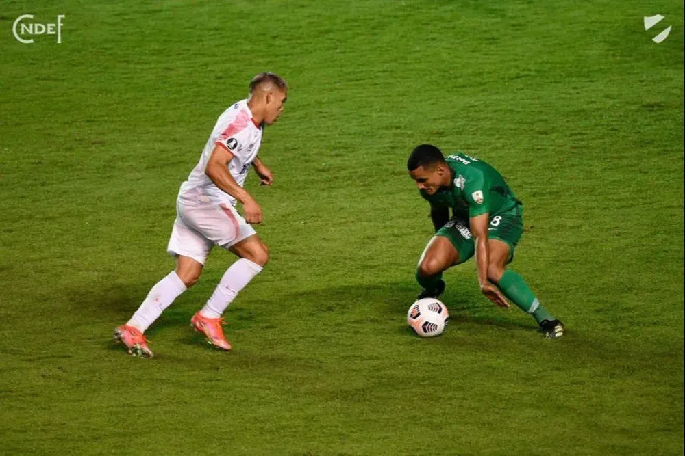 El caño que le tiró Brian Ocampo a Bryan Rovira de Atlético Nacional de Medellín