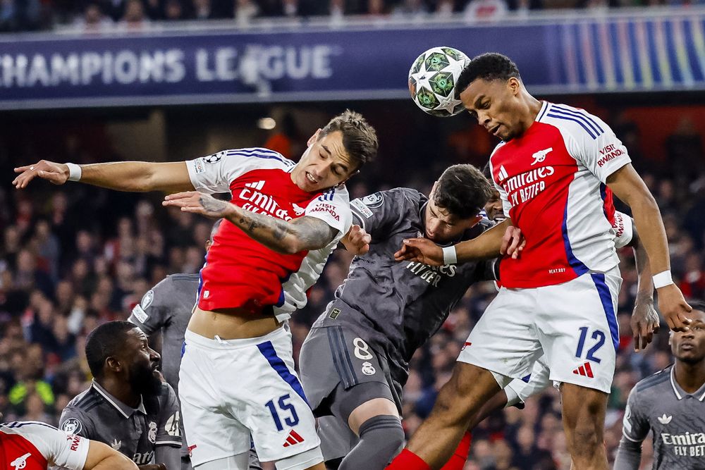 Jurrien Timber y Jakub Kiwior de Arsenal contra Federico Valverde de Real Madrid