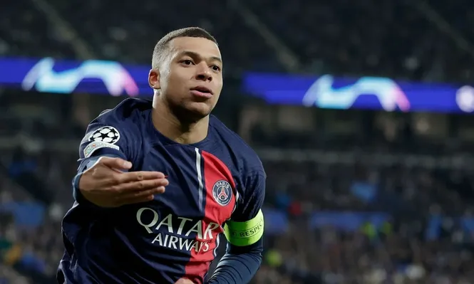 De la mano de Kylian.