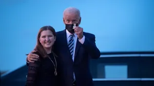 Joe Biden junto a su hija, tras llegar a Inglaterra