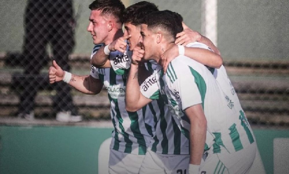 Agustín De la Cuesta y sus compañeros celebran el gol del triunfo de Racing ante Albion por el Torneo Clausura