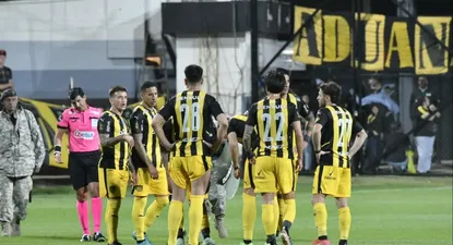 El equipo de Peñarol al final del primer tiempo ante Boston River se reunió en la mitad de la cancha y luego se fue insultado