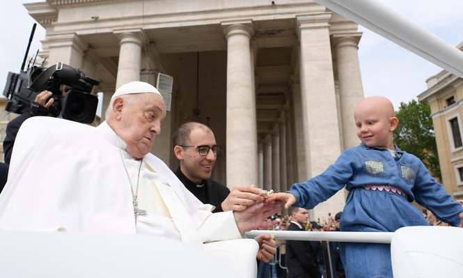 El papa Francisco en su último recorrido por la Plaza San Pedro, saluda a una niña enferma junto a su enfermero