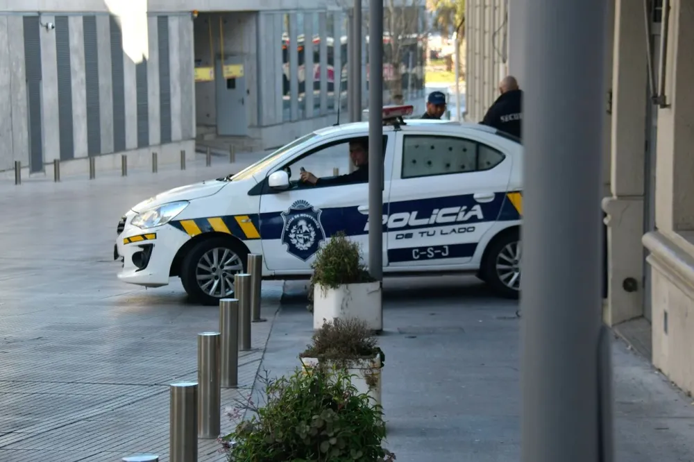 Foto de archivo. Patrullero en la puerta de un juzgado, en Ciudad Vieja