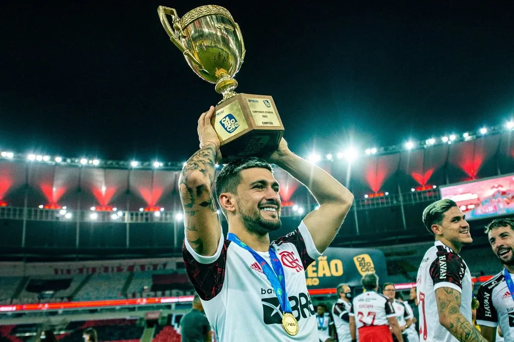 Giorgian De Arrascaeta levantó la copa del título del Campeonato Carioca con Flamengo