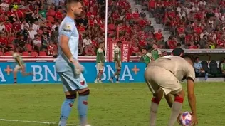 El penal insólito de Paolo Goltz de Colón que tomó la pelota con la mano