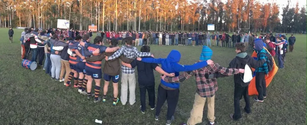 Jugadores, técnicos e hinchas festejan tras la victoria.