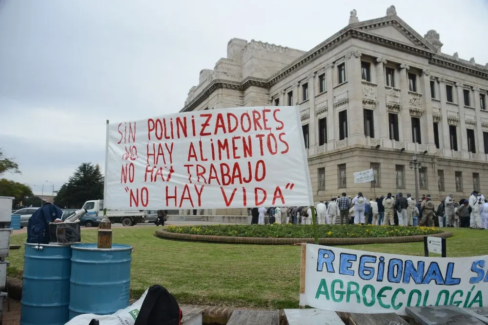 El 2 de julio los apicultores realizaron una movilización en Montevideo para exteriorizar los motivos de una crisis que tiene en jaque al sector.