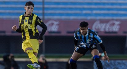 Ignacio Sosa de Peñarol ante Kevin Amaro de Liverpool por la semifinal de la Liga AUF Uruguaya